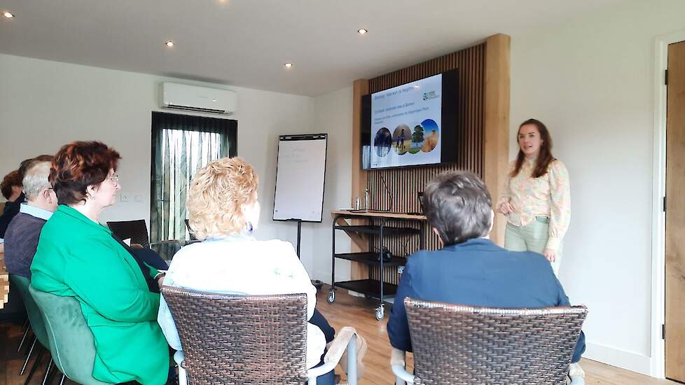 Darleen van Dam gaat in gesprek over de dialoog tussen boeren en buren waarbij ze gebruik maakt van een memoryspel.