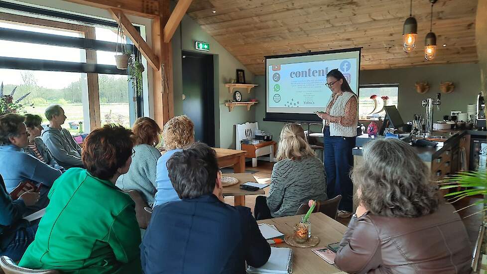 Marleen Markgraaf geeft een interactieve workshop over het maken van filmpjes en het gebruik van de technieken waarbij de boeren live met haar mee kunnen kijk op de telefoon.