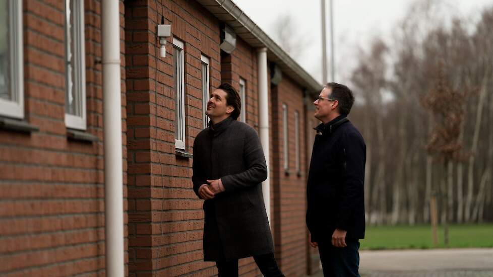 Redacteur Gerdo Vlastuin en onderzoeker Albert Winkel van Wageningen UR kijken naar meetapparatuur van het bedrijvenmeetnetwerk.