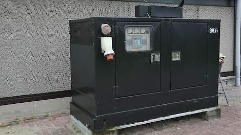 De wetgeving geeft alleen ruimte voor een noodstroomaggregaat voor stallen met mechanische ventilatie, zodat het ventilatiesysteem blijft werken bij stroomuitval.
