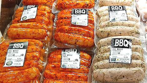 Zonniger weer en het EK voetbal, dat dit weekend van start gaat, zijn twee aspecten die de vraag naar barbecuevlees kunnen aanjagen.
