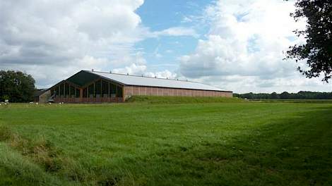De nieuwe kalverstal voor 1.600 rosés in Uddel van de familie Kroes is een opvallende verschijning in het landschap. Vader en zoon runnen het bedrijf. In totaal telt het bedrijf nu 3.600 rosé-kalveren, goed voor 2,5 tot 3 fte.