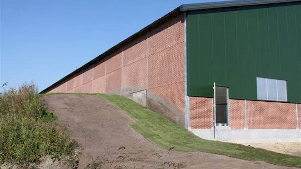 Bij de bouw van de stal is veel aandavht besteed aan landschappelijke inpassing. Zo is aan de zijkant de stal een talud van ruim 2,5 meter aangelegd en ingeplant. Ook in de voorgevel van de stal is door middel van een houtconstructie geprobeerd de massali