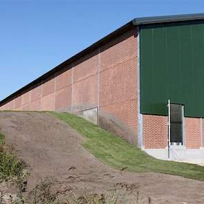 Bij de bouw van de stal is veel aandavht besteed aan landschappelijke inpassing. Zo is aan de zijkant de stal een talud van ruim 2,5 meter aangelegd en ingeplant. Ook in de voorgevel van de stal is door middel van een houtconstructie geprobeerd de massali