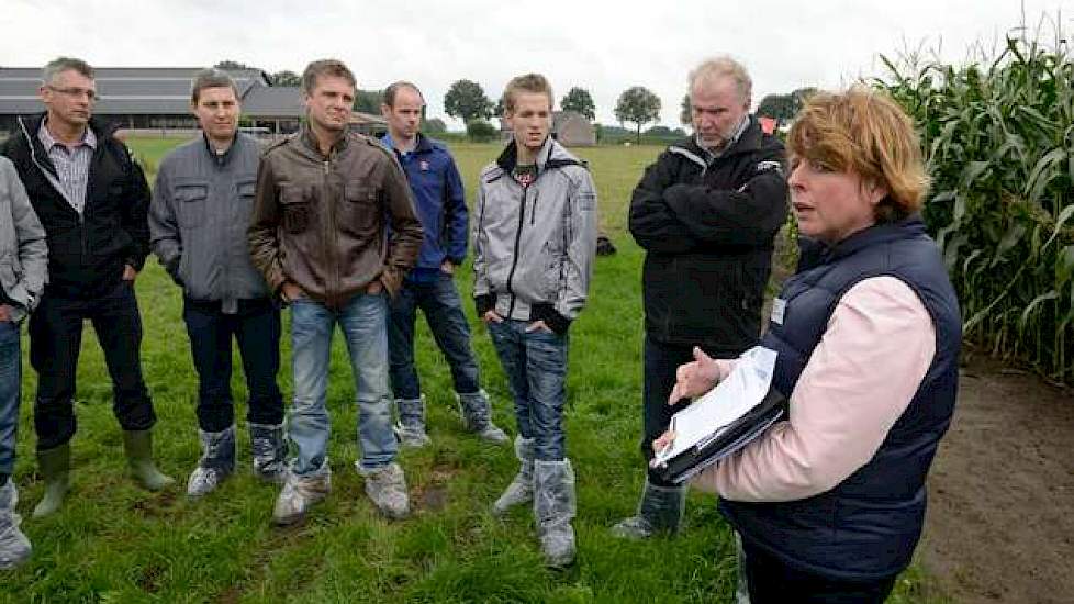Specialist Plant Ria Wolters van For Farmers Hendrix legt tijdens de rondleiding langs de demovelden in Ospel aan de varkenshouders uit hoe belangrijk bemesting is voor korrelmaïs. Kali is een vergeten mestgrondstof. De meesten weten niet precies of zij d