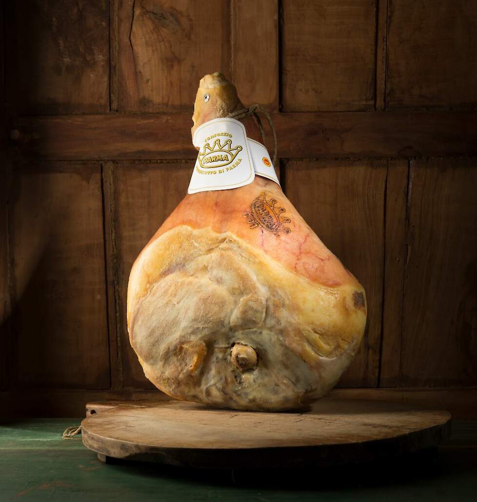 Parmaham is een door de EU beschermd streekproduct (BOB) uit de regio Parma en is alleen gemaakt van de achterham van in Italië geboren en getogen dieren.