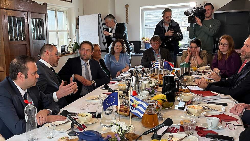Christophe Hansen (derde van links) luistert naar Zeeuws gedeputeerde Arno Vael.