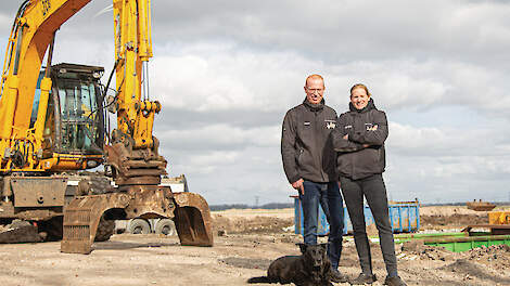 Wiebe in ‘t Hout en zijn zus Marijke Folkers zijn bezig met het grootste project sinds de bedrijfsovername. Ze slopen twee stallen en bouwen een nieuwe vleesvarkensstal volgens de nieuwste eisen van het 1 ster Beter Leven-keurmerk.