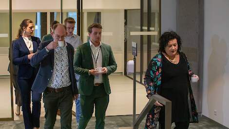 Caroline van der Plas en BBB-fractieleden en -medewerkers, na het overleg over de landbouwbegroting in 2024