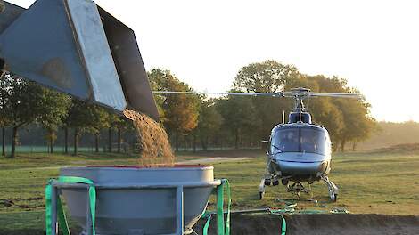Bekalken van de Veluwe met een helikopter. Archiefbeeld.