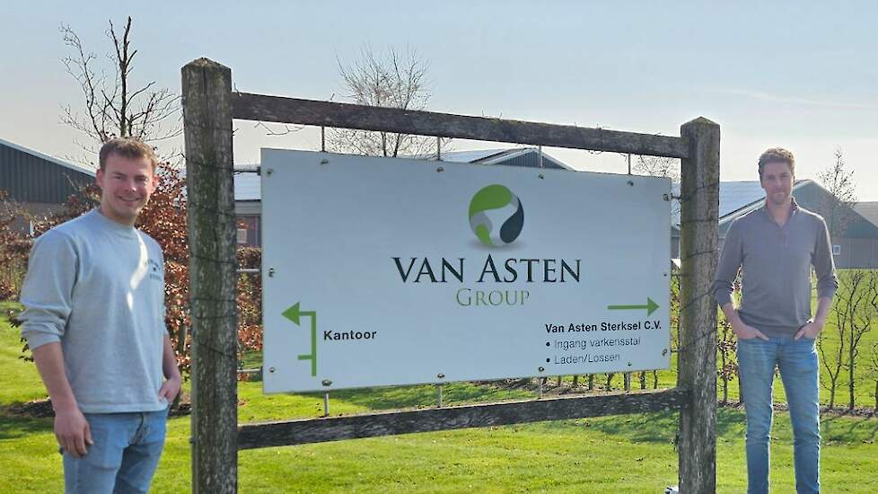 Zeugenspecialist Frank van de Pas van Voergroep Zuid samen met directeur varkens Van Asten Group Paul Venner op de locatie in Sterksel.