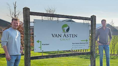Zeugenspecialist Frank van de Pas van Voergroep Zuid samen met directeur varkens Van Asten Group Paul Venner op de locatie in Sterksel.