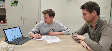 Frank en Paul nemen samen de resultaten in de MamaVit® Monitor door.