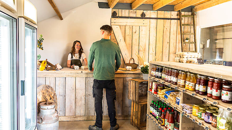 In de boerderijwinkel verkopen ze hun eigen biologisch varkensvlees, maar ze verkopen ook biologische eieren van hun eigen kippen en allerlei seizoensproducten, zoals biologische groentes uit eigen moestuin, zelfgemaakte jammen en sappen en diverse streek