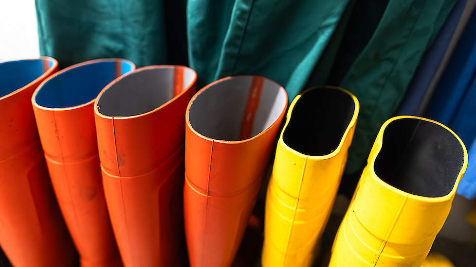 Bioveiligheid staat hoog in het vaandel op het bedrijf. Iedereen die de stal ingaat, moet eerst douchen. Vervolgens wordt er iedere ochtend een schone overal en laarzen gepakt en lopen ze van jong naar oud door het bedrijf.