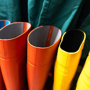 Bioveiligheid staat hoog in het vaandel op het bedrijf. Iedereen die de stal ingaat, moet eerst douchen. Vervolgens wordt er iedere ochtend een schone overal en laarzen gepakt en lopen ze van jong naar oud door het bedrijf.