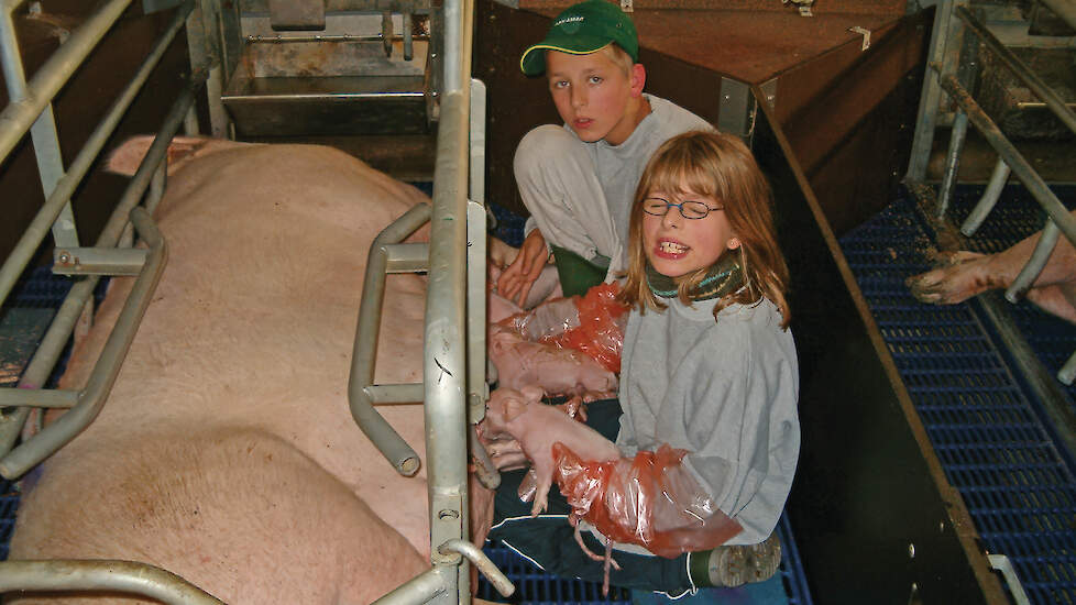 Hoofs vindt  het heerlijk om op een zondagmiddag met haar kleine kinderen naar Sterksel te gaan en varkens te knuffelen.