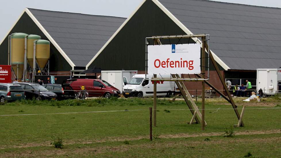 Aan één kant van het bedrijf is duidelijk aangegeven dat het een ‘oefening’ van de NVWA betreft. Aan de andere kant van het bedrijf raakte intussen een toevallige passant in paniek.
