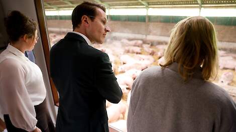 Varkenshouder uit Harskamp krijgt bezoek van landbouwminister: 'Vergunning nieuwe vrijloopkraamstal was taai proces'