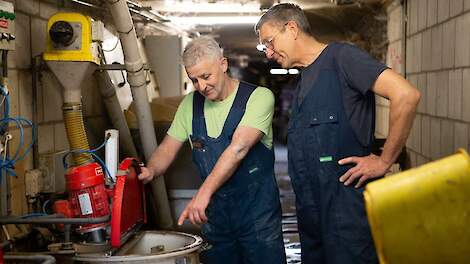 Fotoserie: Teus Bassa over het gemak van geautomatiseerd bijvoeren in de biggen- en kraamstal.
