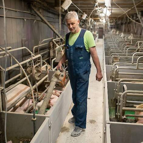 Teus met de bladblazer