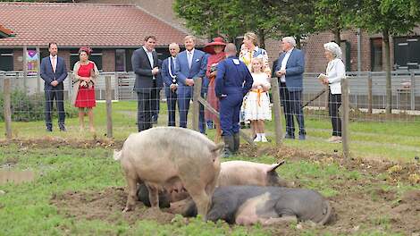Fotoserie: Koningspaar eet Livar-varken: ‘Voortaan noemen we onze ham Koninginnenham’
