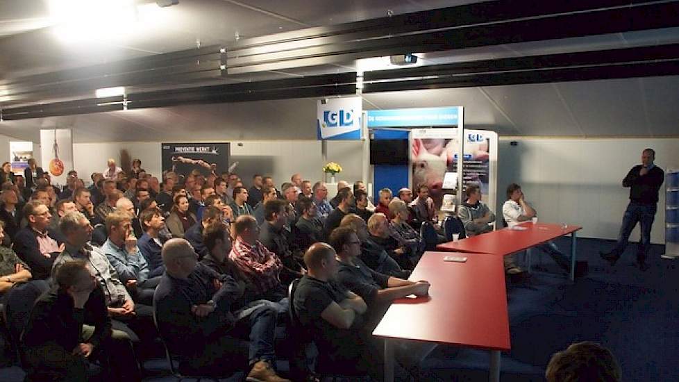 Gastspreker en varkenshouder Hans Elshof vertelde openlijk aan de volle zaal over zijn ervaringen met de diverse huisvestingssystemen. Bij de nieuwe vleesvarkensstal die hij aan het bouwen is, houdt de Groninger het vooral simpel. Het moet volgens hem deg