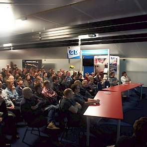 Gastspreker en varkenshouder Hans Elshof vertelde openlijk aan de volle zaal over zijn ervaringen met de diverse huisvestingssystemen. Bij de nieuwe vleesvarkensstal die hij aan het bouwen is, houdt de Groninger het vooral simpel. Het moet volgens hem deg