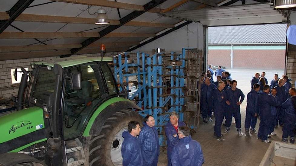 In de schuur staan de uitdoseertanks. De dieren krijgen vijf voerbeurten per dag. Het voer betrekken ze van meerdere firma’s.