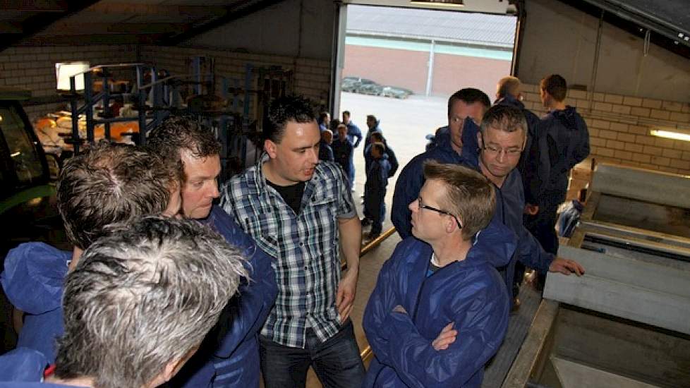 De bezoekers begonnen vooraf met een rondleiding door de voerkeuken bij de familie van Leeuwen. Alle 10.000 vleesvarkens op het bedrijf krijgen brijvoer. Arjan van Leeuwen (midden) noemt het werken met natte producten de rode draad op hun bedrijf. „We wi