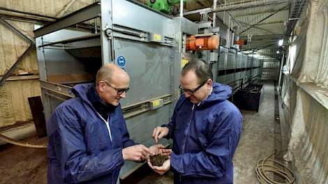 Hans Baltissen van dealer Versleijen en Peter van Mierlo Big Dutchman (rechts) zijn er duidelijk in. „Het systeem leent zich tegen geringe meerkosten ten opzichte van een normale luchtwasser uitstekend voor het reduceren van mestvolume, waardoor afzetkost