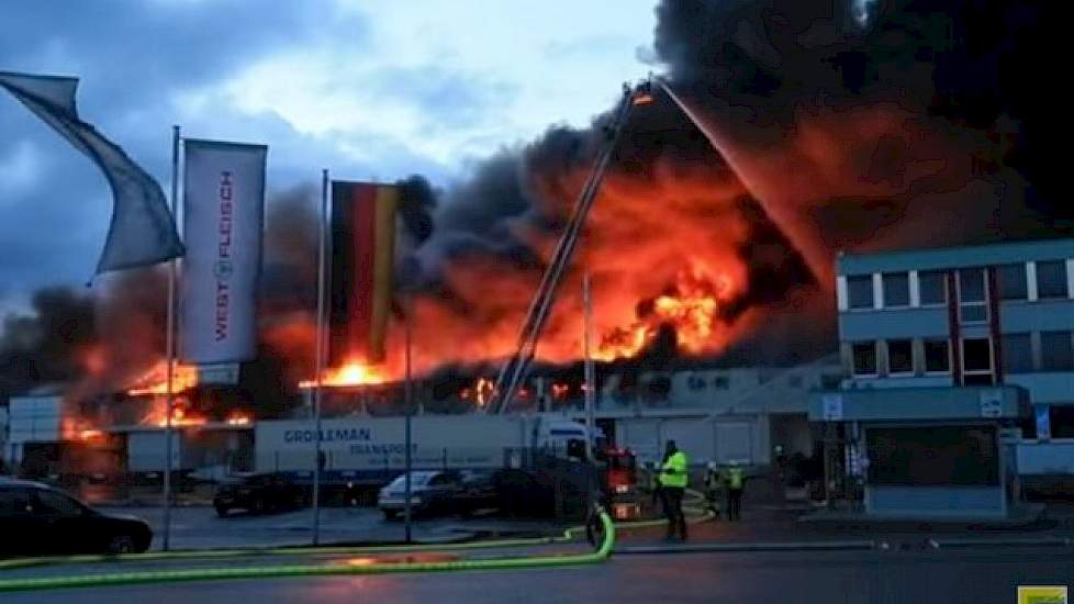 De slachterij van Westfleisch in het West-Duitse Paderborn brandde maandag 8 februari compleet af. Beeld: YouTube