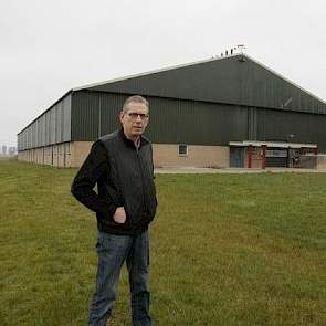 Terugkijkend zegt Henk Dekker dat hij in 2004 heel veel stal voor hetzelfde geld gebouwd heeft. Het mooie is dat alles zo compact is. „Ik zou het gerust weer zo doen. Althans, ik zie geen redenen om het niet zo te doen. Maar in veel gemeenten krijg je dat