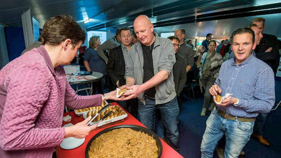 In de pauze genoten bezoekers van een varkensvleeshapje.