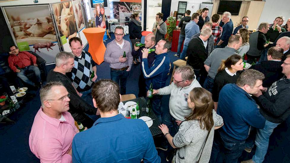 Na het officiële programma konden de aanwezigen onder het genot van een gehaktbal en een drankje napraten over de visies van ondernemers buiten de varkenssector.