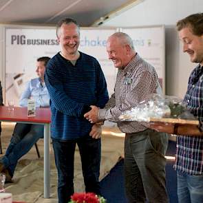 Avondvoorzitter Ruben van Boekel sloot het officiële gedeelte van de avond af. Hij bedankte Johnny Hogenkamp en Aad van Leeuwen voor het beschikbaar stellen van de locaties voor de Pig Business thema-avonden in Dalfsen en Nederweert-Eind. Op alle 17 avond