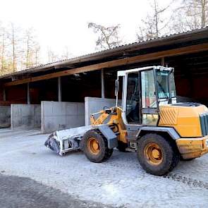 De grondstoffenhal met de biologisch geteelde producten. Reudink uit Lochem levert de aanvullende voeders (30 procent) en alle grondstoffen en bijproducten (50 procent).