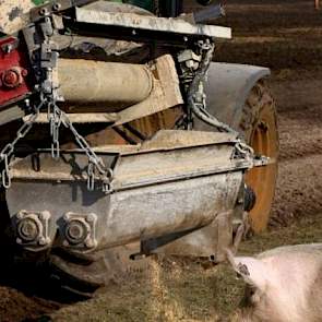 De zelf ontwikkelde weeg/doseerinstallatie. De chauffeur bedient deze vanaf de tractor. Tot op de megajoule nauwkeurig. Want bij het voeren geldt niet de kilo als maateenheid, maar het energiegehalte.