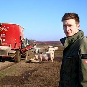 In 2011 schakelde de familie Lödden over van Freilandvarkens op de biologische zeugenhouderij. Ze houden 850 kerngezonde zeugen op hun gemengde bedrijf van 101 hectare. De dragende zeugen en de kraamzeugen lopen in de wei. Ze worden met een voermengwagen