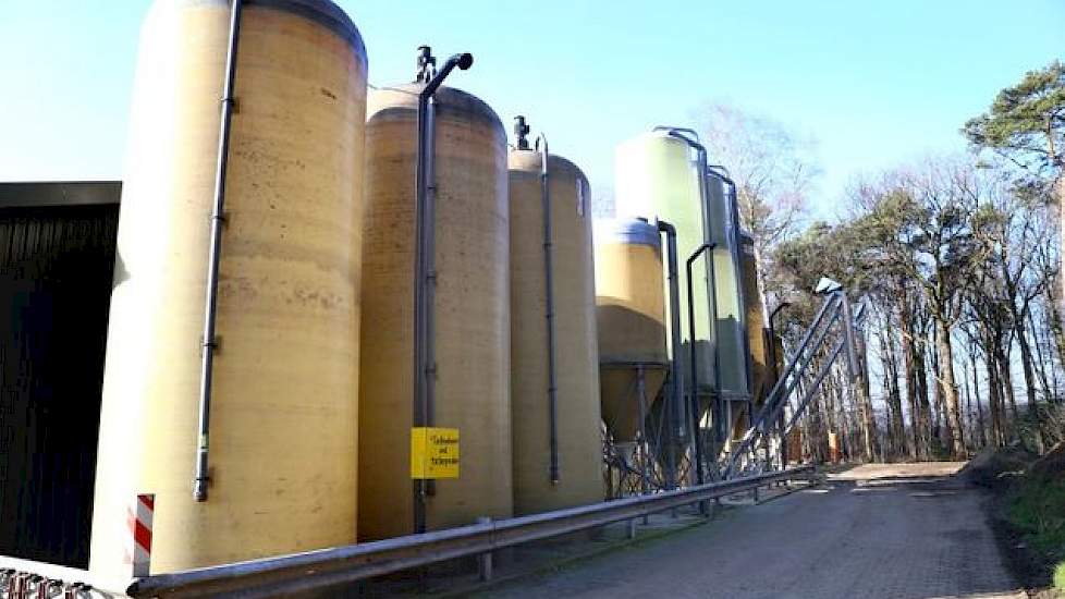 Andere benodigde hoogwaardige natte bijproducten zoals Okara (sojapulp, red.) en tarwezetmeel en de aanvullende voeders van Reudink komen uit silo’s. Deze silo’s staan bij de stal met plek voor 2.800 opfokbiggen.