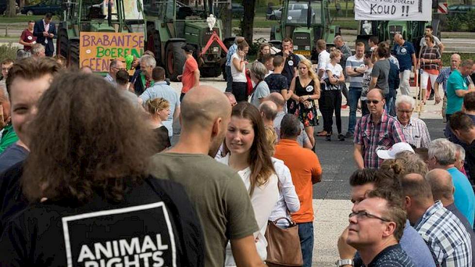 Insprekers die elk 1,5 minuut hun zegje mochten doen, werden gedwongen tot kernachtige betogen. Huub Fransen, van mengvoerbedrijf Fransen-Gerrits, zei over het flankerend beleid. ”Ik ga niet meebetalen aan een koude sanering van de sector.” Melkveehouder