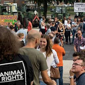 Insprekers die elk 1,5 minuut hun zegje mochten doen, werden gedwongen tot kernachtige betogen. Huub Fransen, van mengvoerbedrijf Fransen-Gerrits, zei over het flankerend beleid. ”Ik ga niet meebetalen aan een koude sanering van de sector.” Melkveehouder