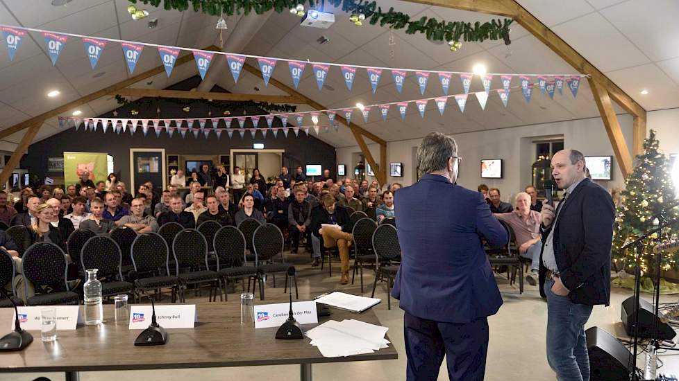 Johnny Bull is varkenshouder en akkerbouwer. Maar hij is vooral ondernemer pur sang en steekt zijn nek uit om vernieuwende stappen te maken. „Samen met andere varkenshouders en een loonwerker heb ik een mobiele mestverwerker gekocht om de verkoopbaarheid