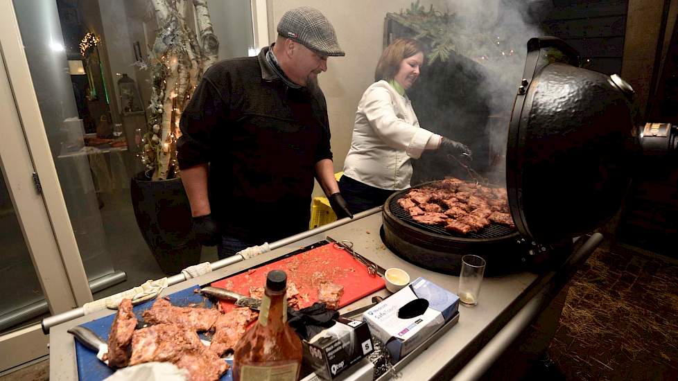 Saskia van Leeuwen van 'Ons Boerenerf' en Camiel Berkers verzorgden de barbecue. Weinigen wisten dat Camiel een van de topbarbecuemannen in Nederland is en nota bene jurylid is van een aantal internationale BBQ wedstrijden.