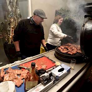 Saskia van Leeuwen van 'Ons Boerenerf' en Camiel Berkers verzorgden de barbecue. Weinigen wisten dat Camiel een van de topbarbecuemannen in Nederland is en nota bene jurylid is van een aantal internationale BBQ wedstrijden.