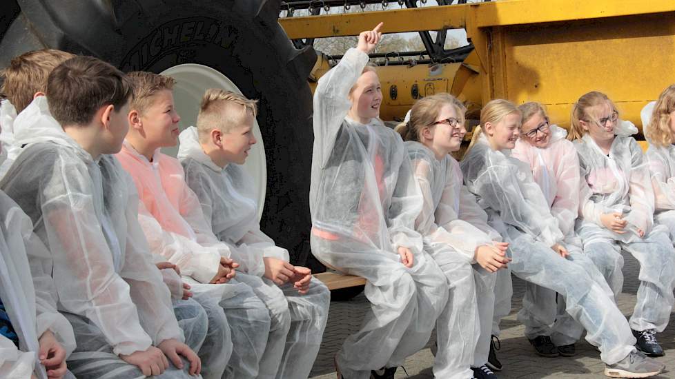 Hoe belangrijk is een boer? Dat er zonder boeren geen brood is, en hoe dit precies zit, vertellen Stokhorst senior en Ronald Pelle namens de werkgroep. En wat willen de kinderen worden? Op dit bankje zit één boer in spé en na wat aarzeling, één slager.