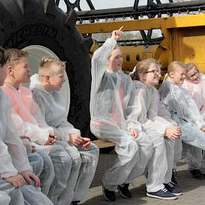 Hoe belangrijk is een boer? Dat er zonder boeren geen brood is, en hoe dit precies zit, vertellen Stokhorst senior en Ronald Pelle namens de werkgroep. En wat willen de kinderen worden? Op dit bankje zit één boer in spé en na wat aarzeling, één slager.