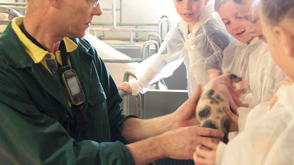 De 90 kinderen zijn opgedeeld in groepen en gaan met een lid (boer) van de werkgroep en een leerkracht naar een afdeling waar diverse beroepsmensen het woord doen. Op de foto Pascal Blokhorst die zo gastvrij is om alle kinderen te ontvangen, naar het voor