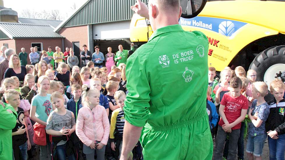 Ronald Pelle van de Werkgroep ‘de boer op’ vertelt de kinderen hoe de dag eruit ziet en waar zij een overall kunnen krijgen. Ook vertelt hij de kinderen dat ze op bepaalde afdelingen nóg rustiger moeten zijn dan op andere.