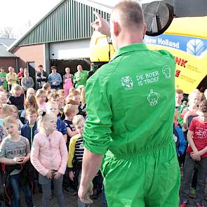 Ronald Pelle van de Werkgroep ‘de boer op’ vertelt de kinderen hoe de dag eruit ziet en waar zij een overall kunnen krijgen. Ook vertelt hij de kinderen dat ze op bepaalde afdelingen nóg rustiger moeten zijn dan op andere.